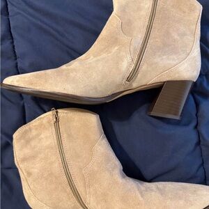 Bernardo Frisco Stylish Suede Tan Ankle Boots